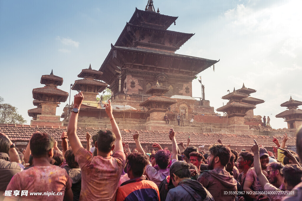 人群前的古老宏伟建筑