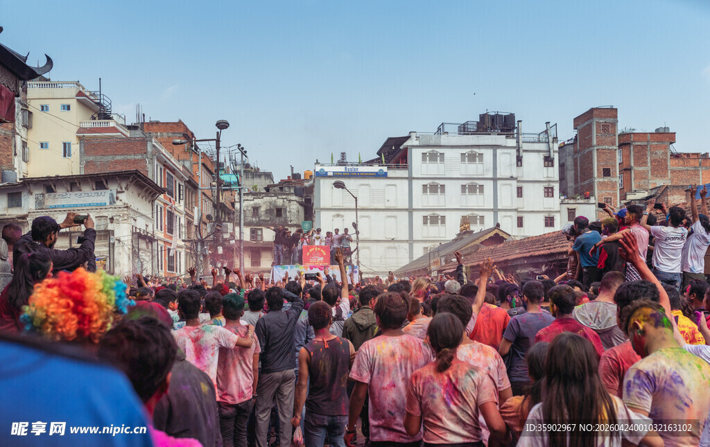 热闹的街头节庆人群