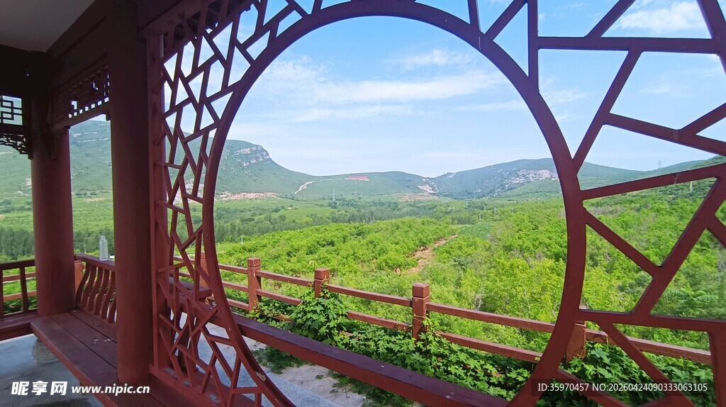 圆窗观景赏秀丽山景