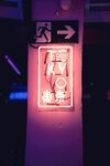 霓虹夜色中的复古电话亭