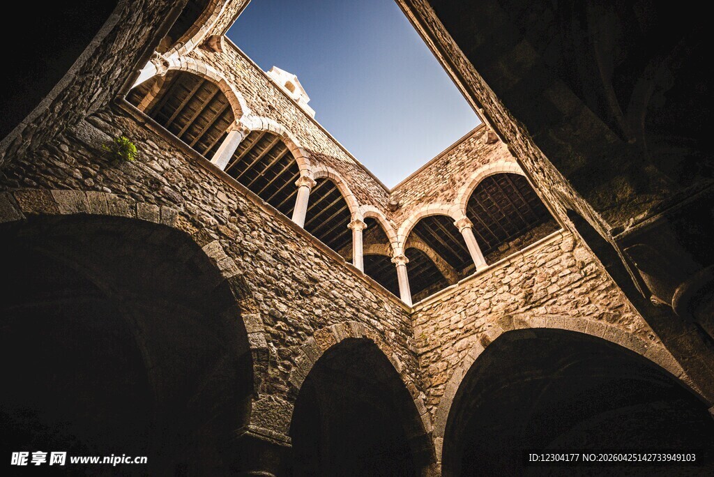 古老石砌建筑内部景观