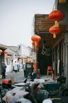 古巷红灯笼下的生活场景
