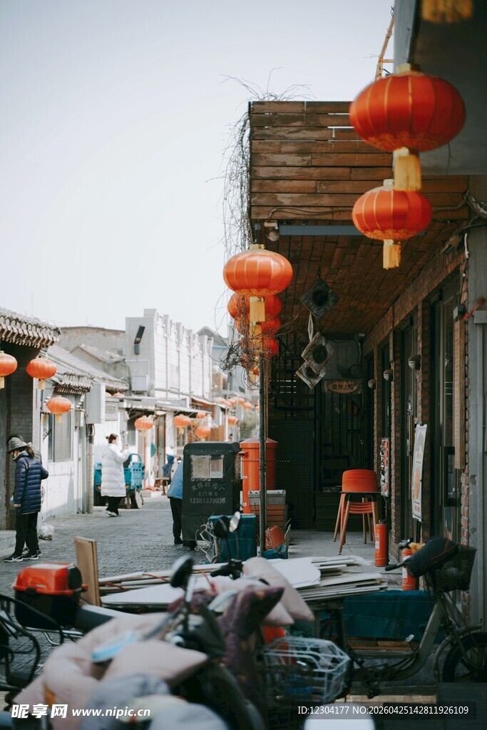 古巷红灯笼下的生活场景
