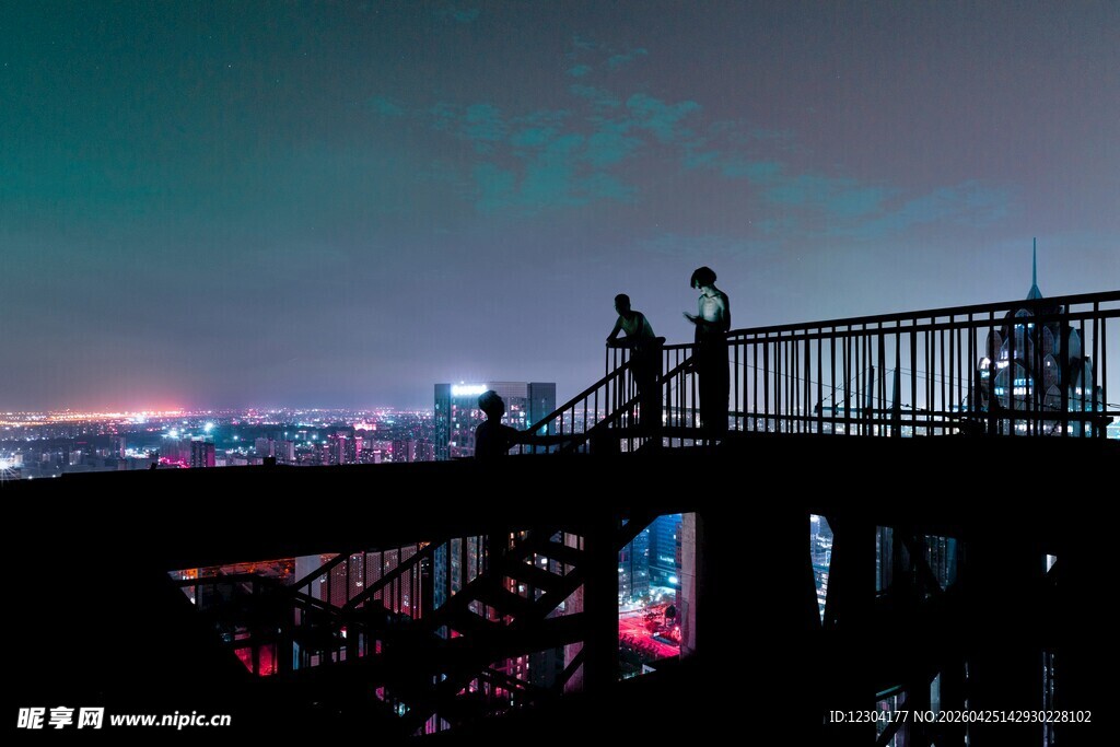 夜幕下桥上观景的人群