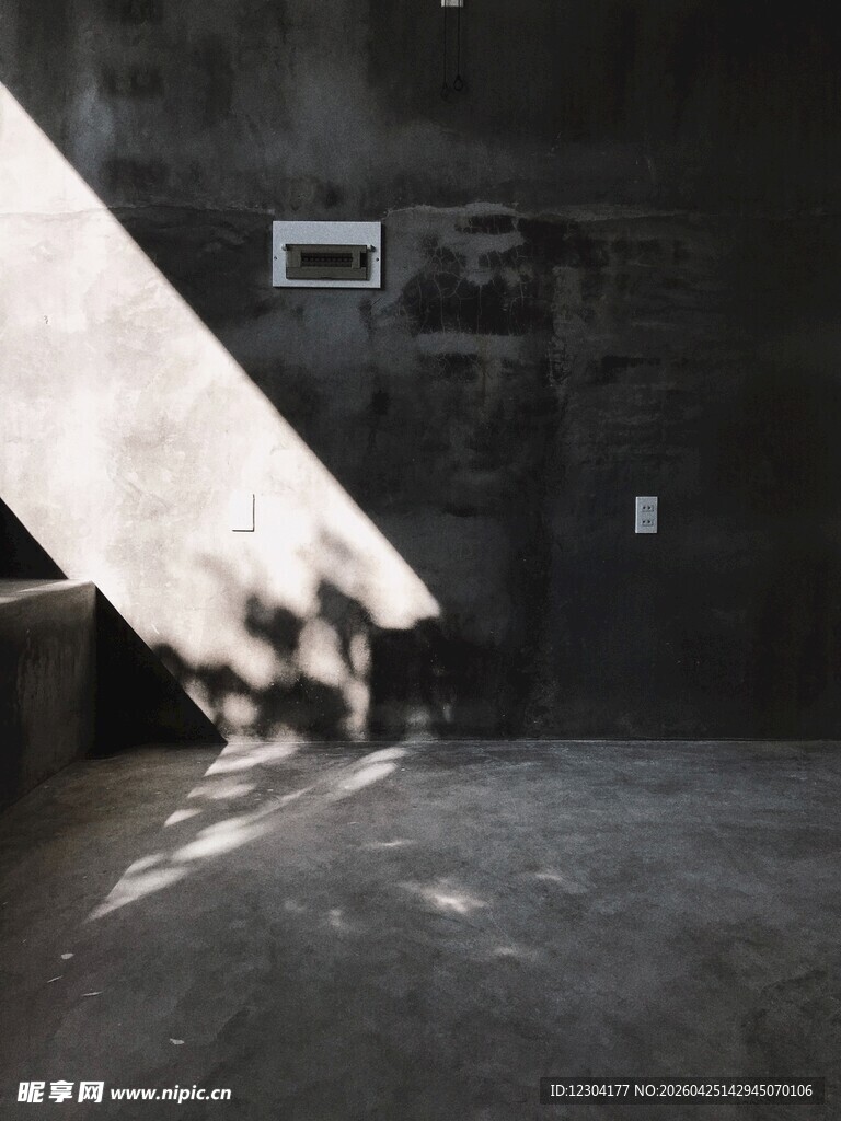 室内倾斜物体与光影场景