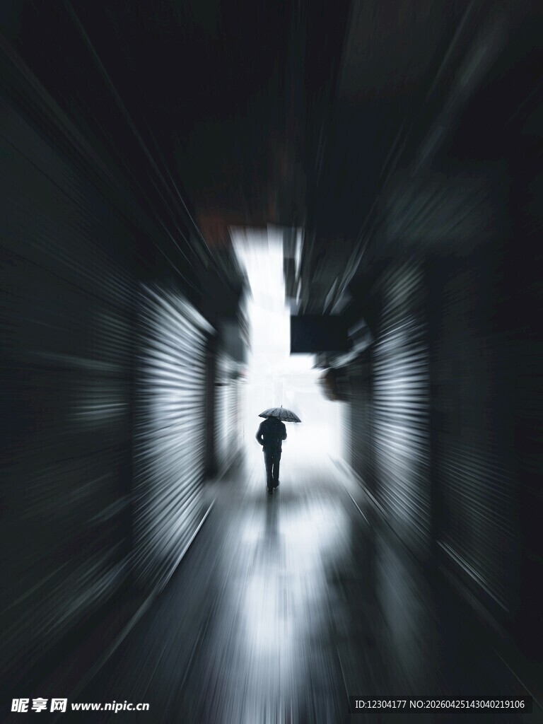 雨中独行者的深邃小巷