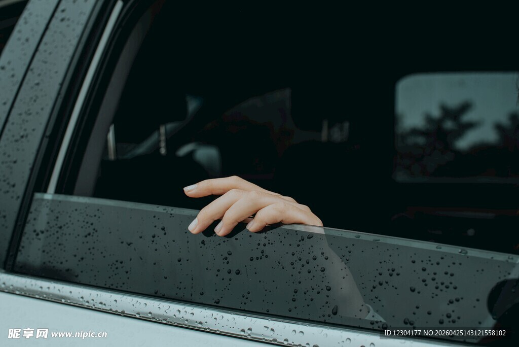 手搭车窗边的惬意瞬间