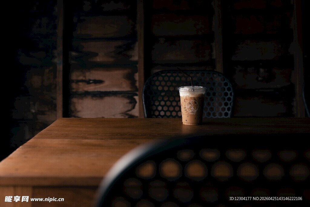 静谧书房中的咖啡时光