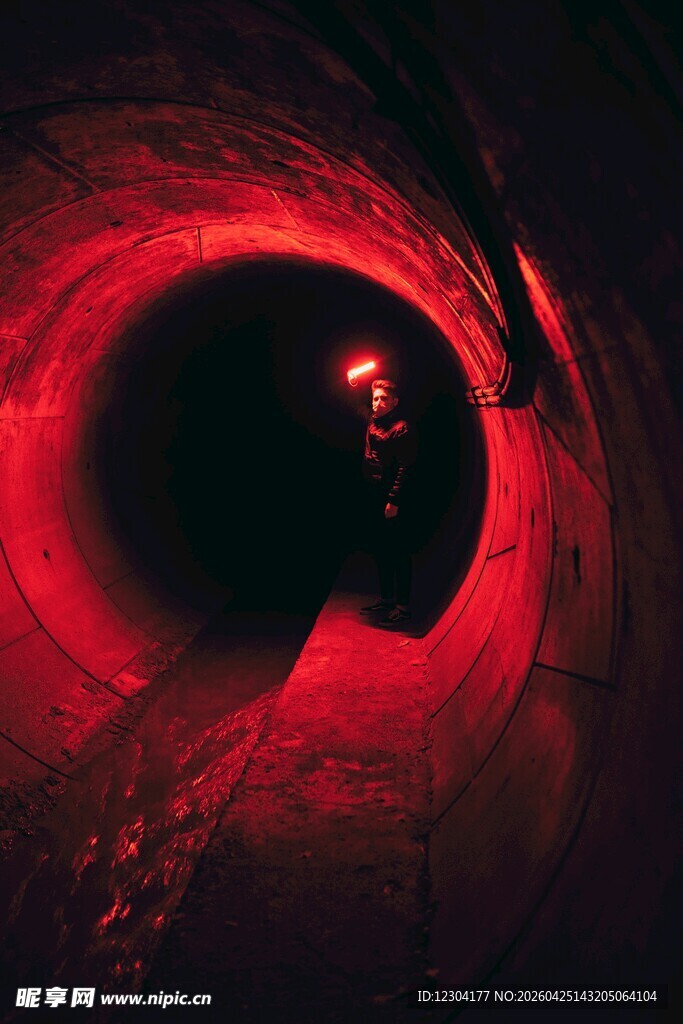 红色隧道内的神秘光影