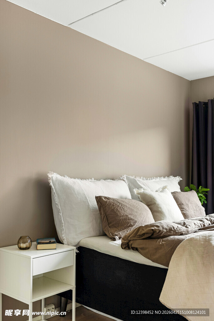 温馨卧室床铺场景展示