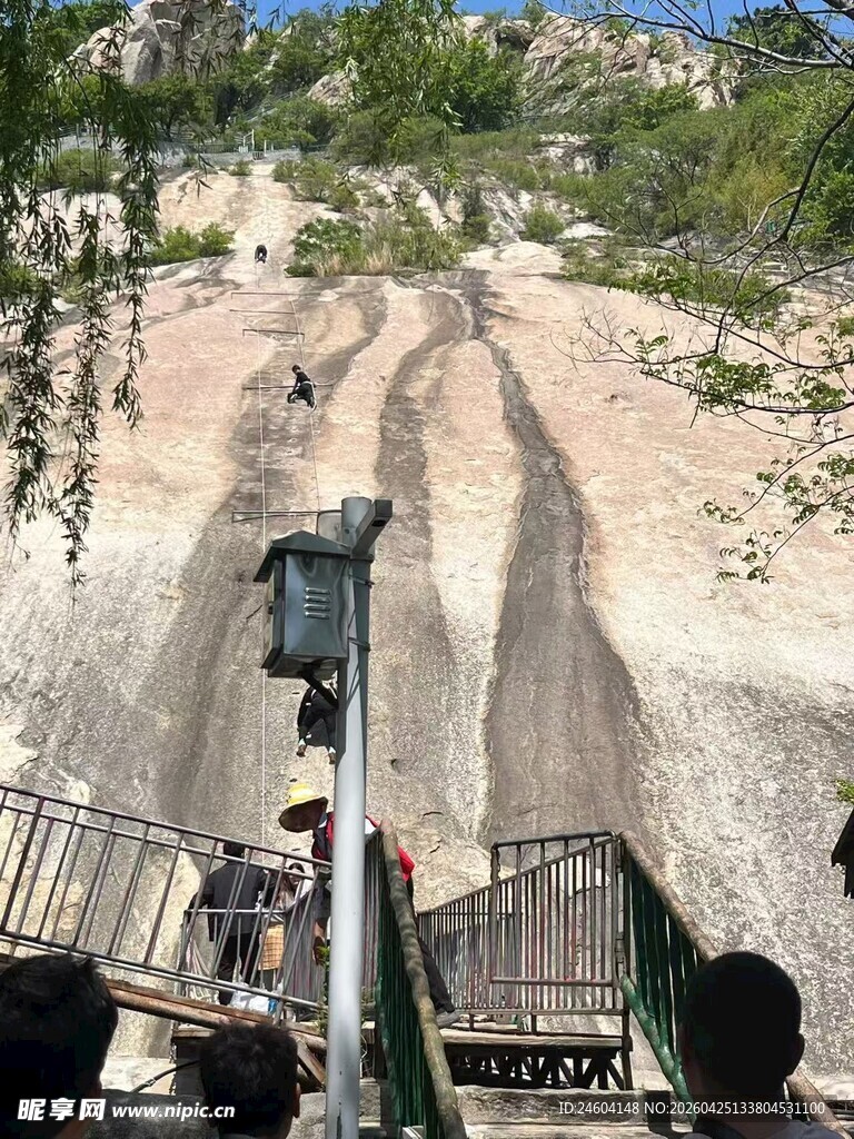 陡峭山坡上的徒步攀登路径