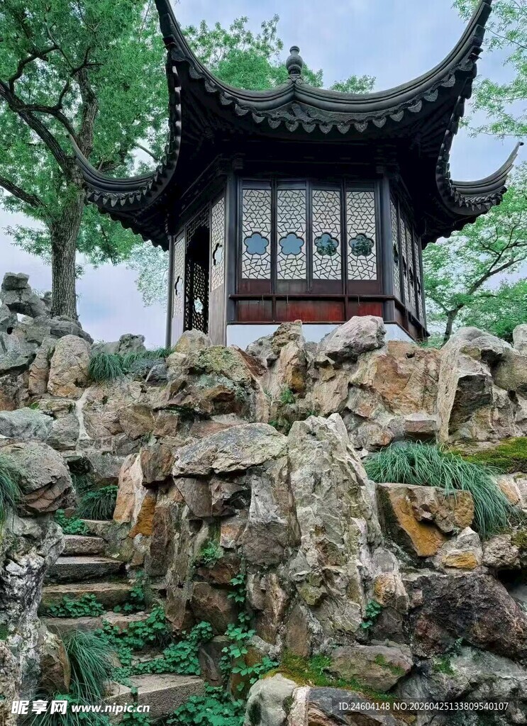 中式古典园林中的雅致亭阁