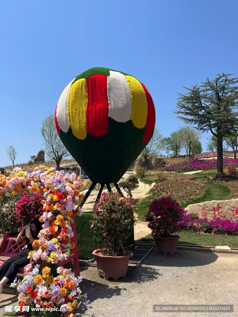 花园中的多彩热气球景观