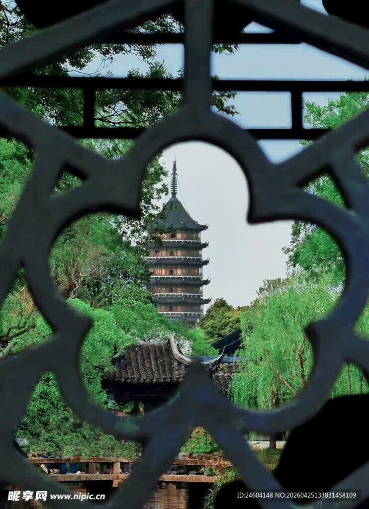 透过窗棂观古亭美景