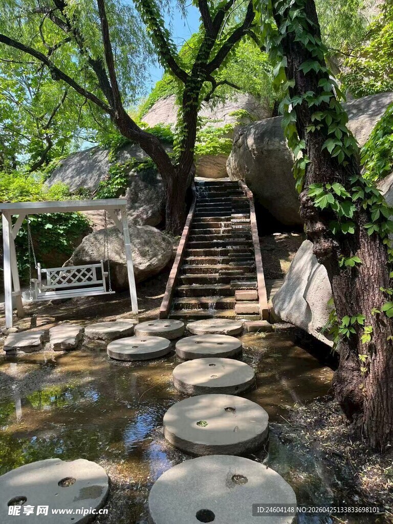 中式庭院石径流水景致