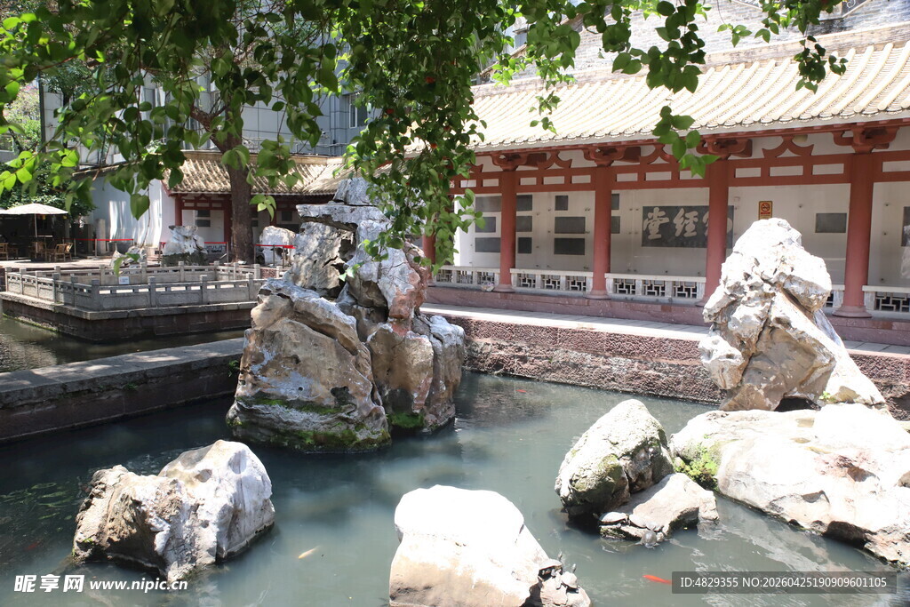 中式庭院假山池塘景致
