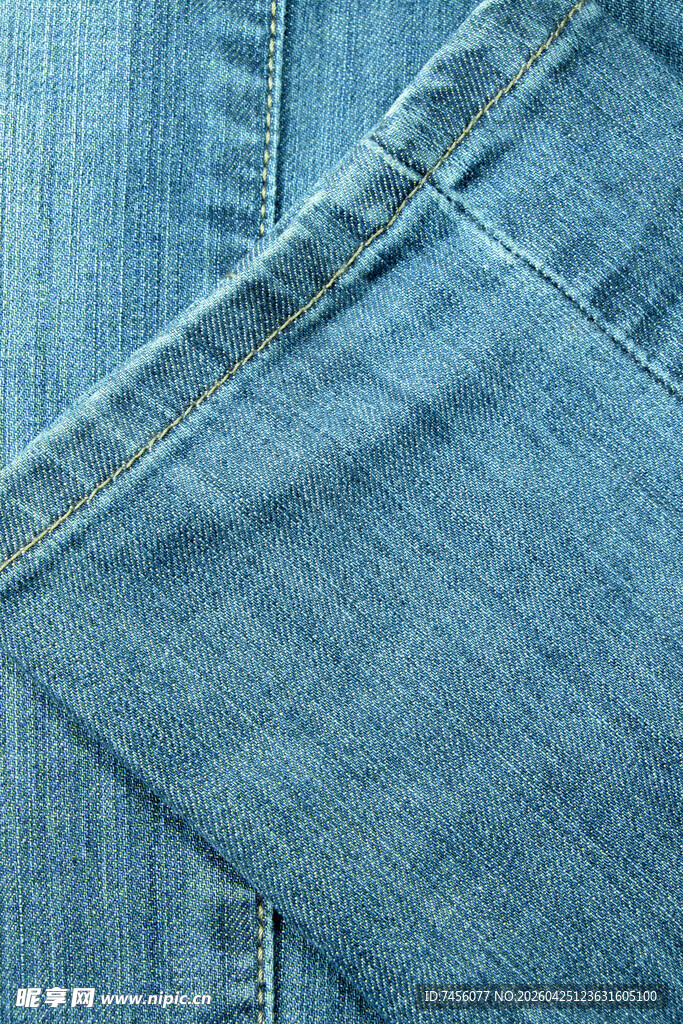 蓝色牛仔裤裤边细节特写