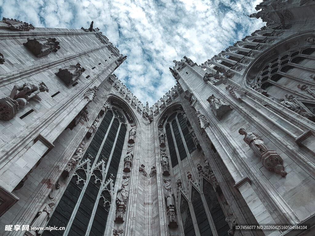 哥特式建筑仰拍壮观景象