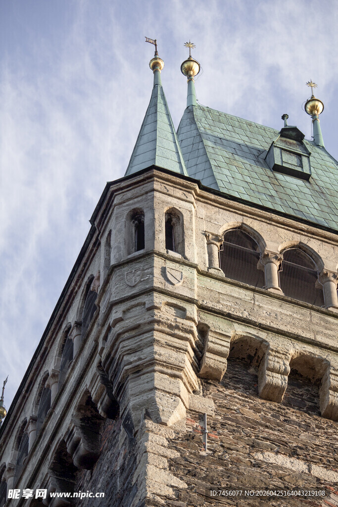 古老城堡尖顶建筑特写