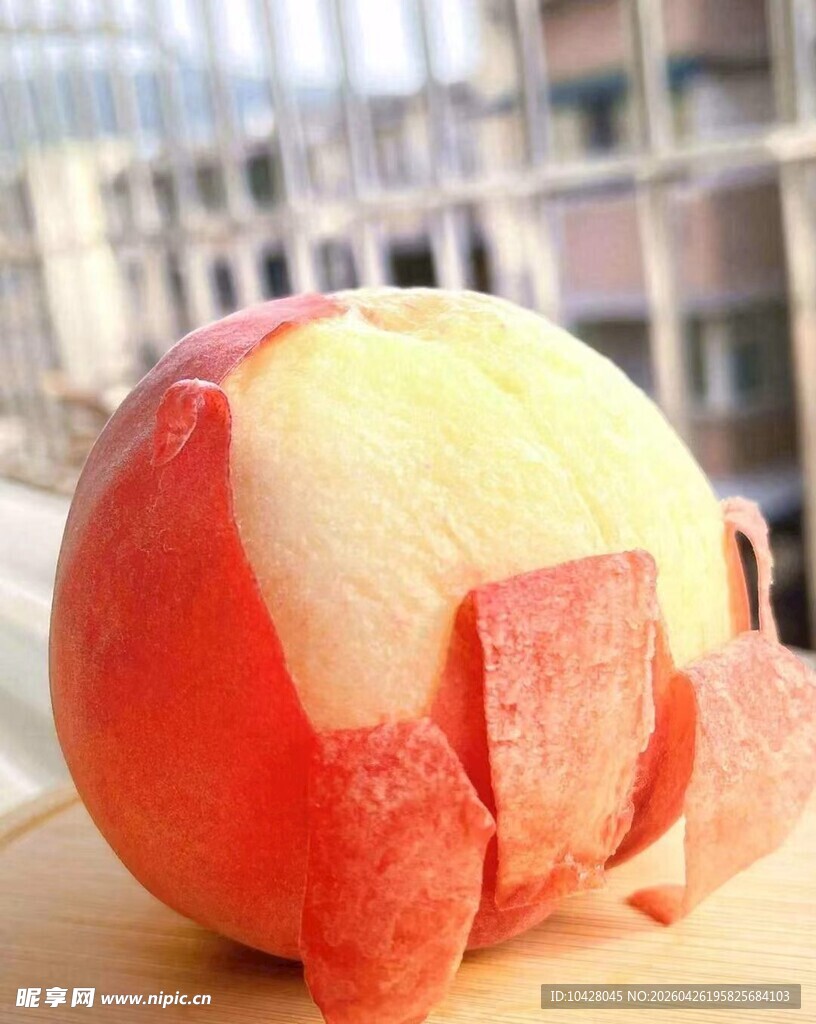削皮的新鲜桃子特写