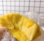 剥开的香甜美味菠萝果肉