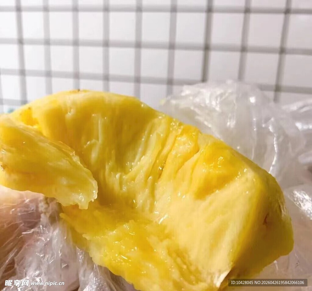 剥开的香甜美味菠萝果肉