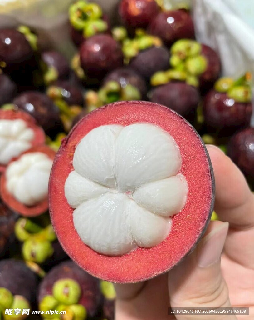 剥开的山竹果肉