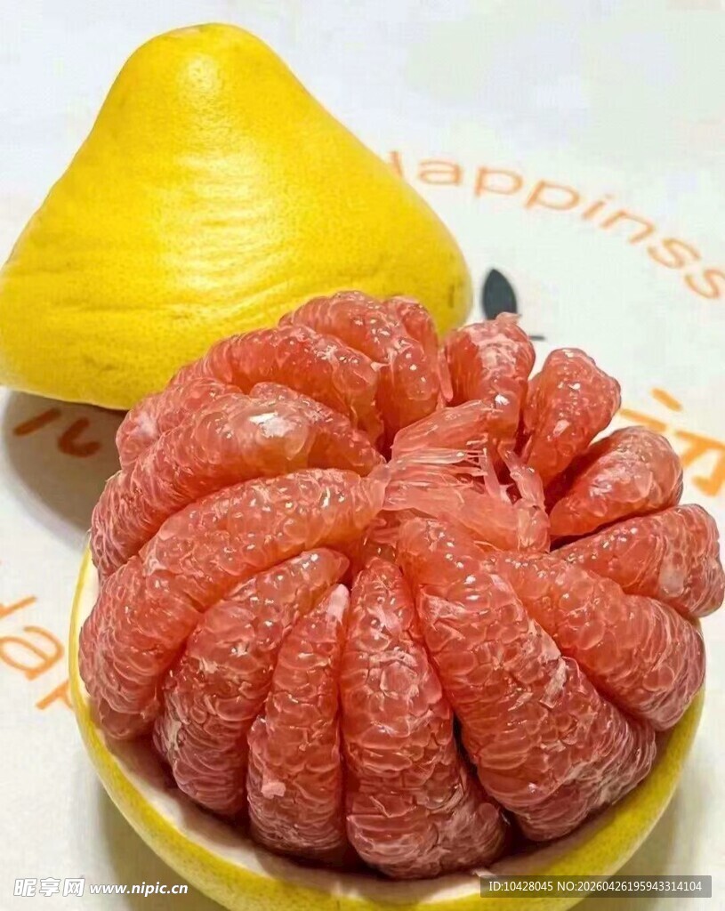 剥开的红心柚子果肉饱满