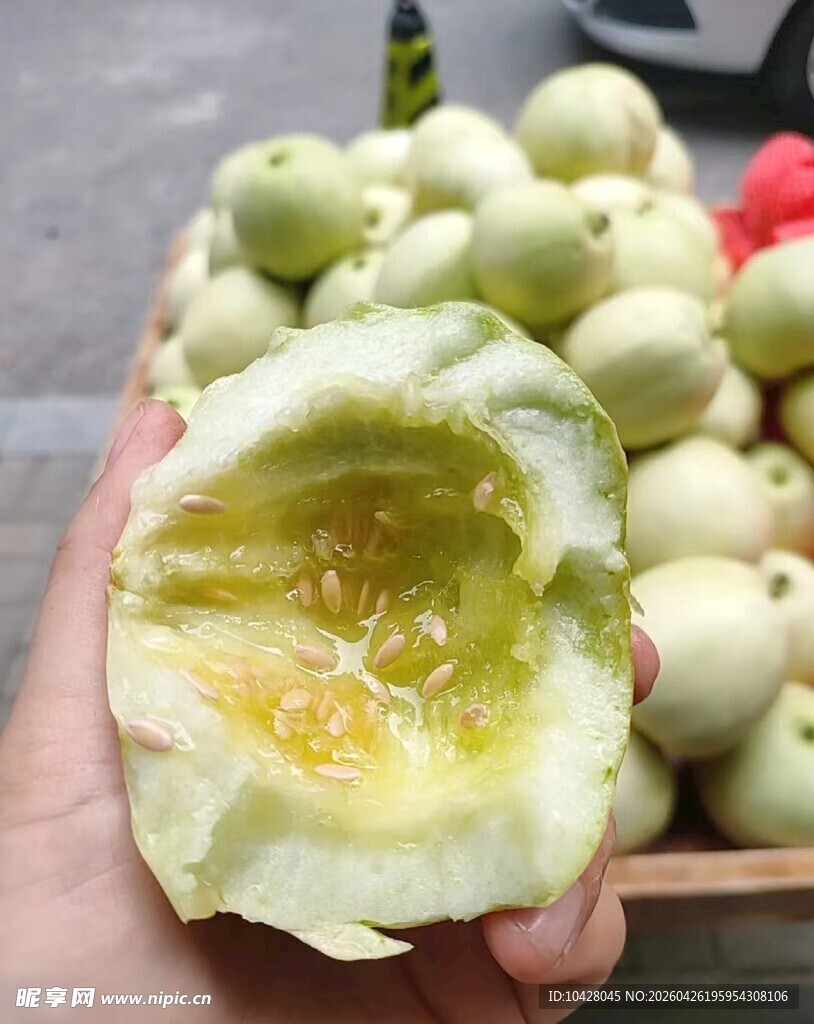 掰开的新鲜甜瓜果肉诱人