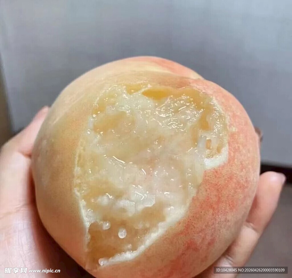 咬过的多汁水蜜桃
