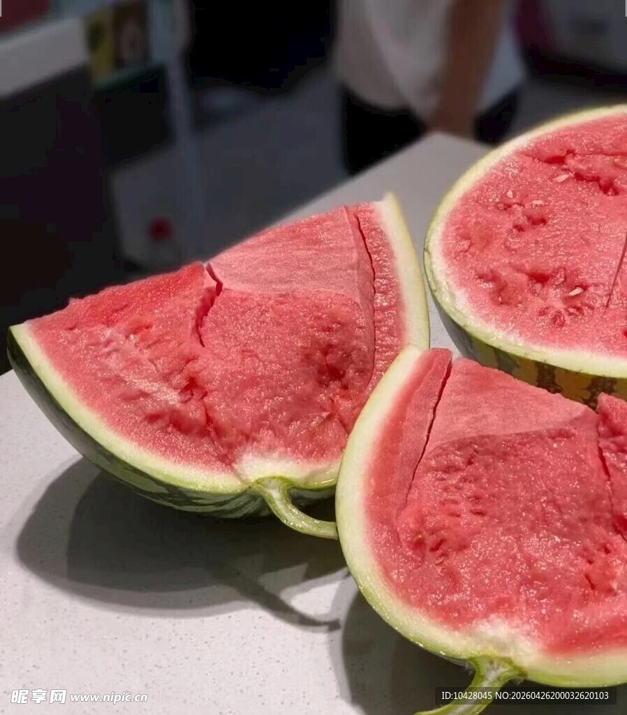 新鲜采摘的麒麟西瓜