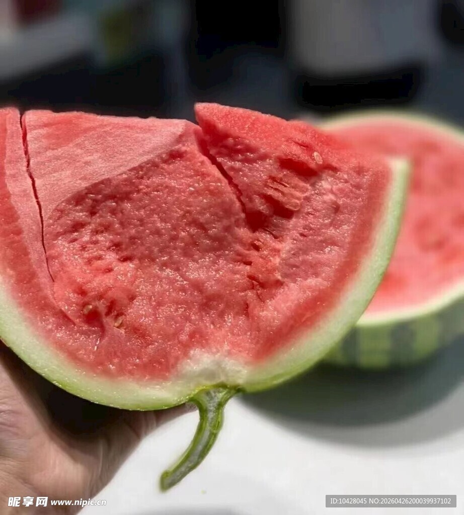新鲜采摘的麒麟西瓜
