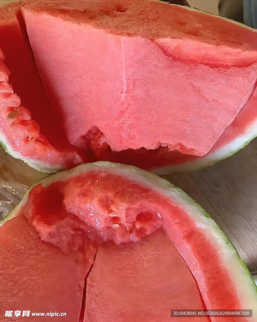 新鲜采摘的麒麟西瓜