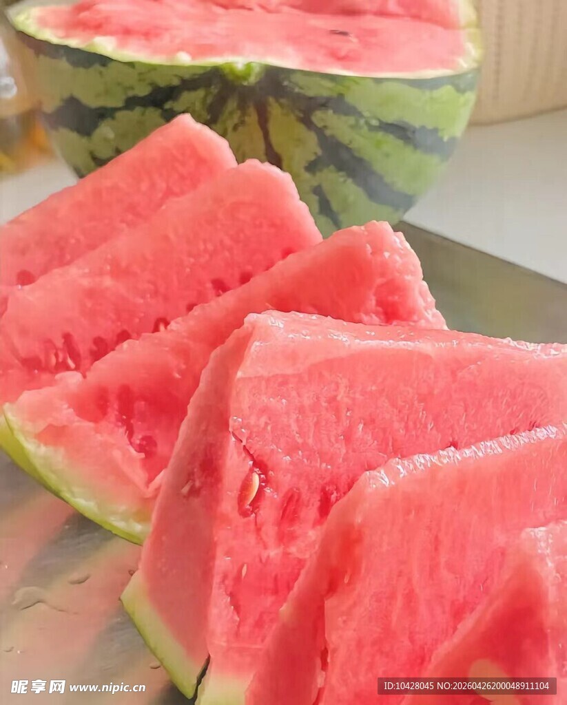 新鲜采摘的麒麟西瓜
