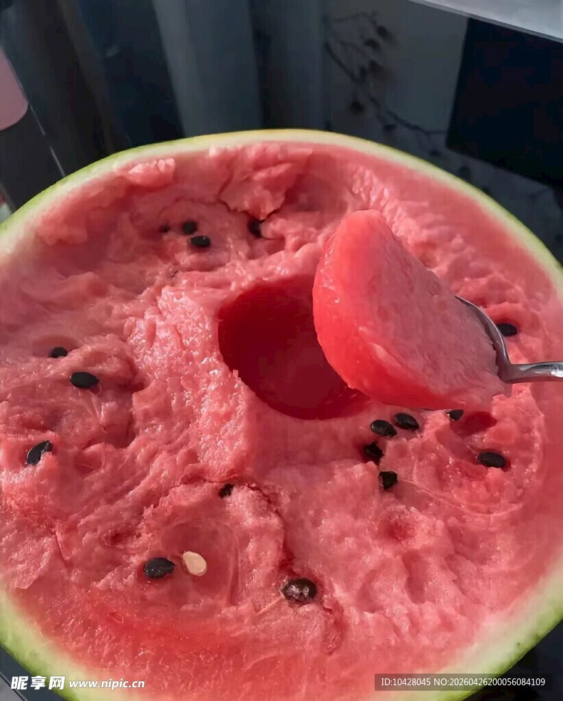新鲜采摘的麒麟西瓜