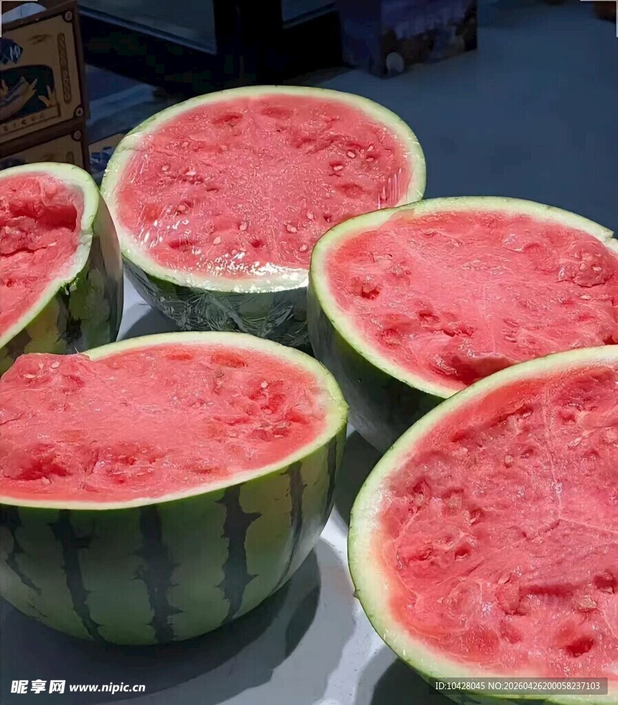 新鲜采摘的麒麟西瓜