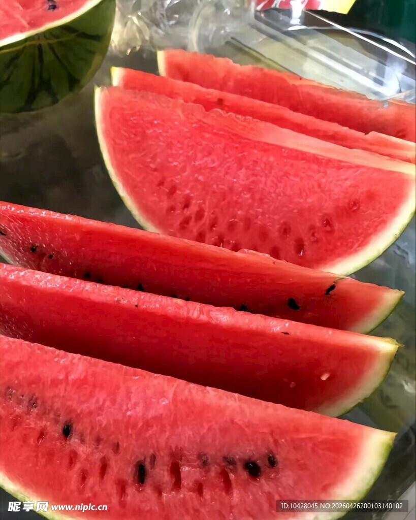 新鲜采摘的麒麟西瓜