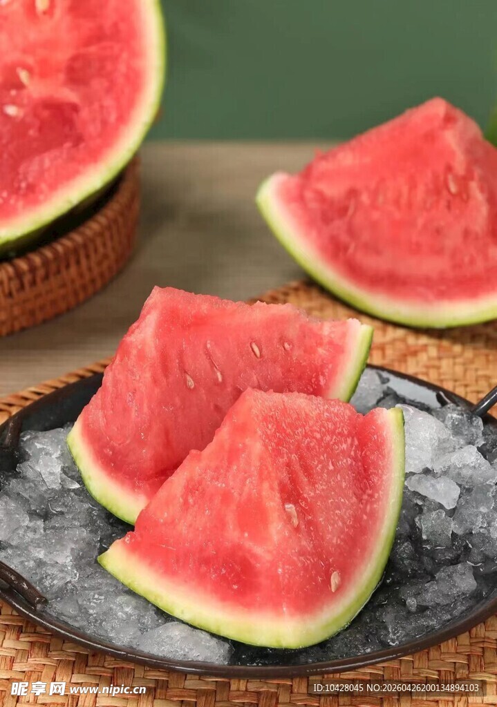 新鲜采摘的麒麟西瓜