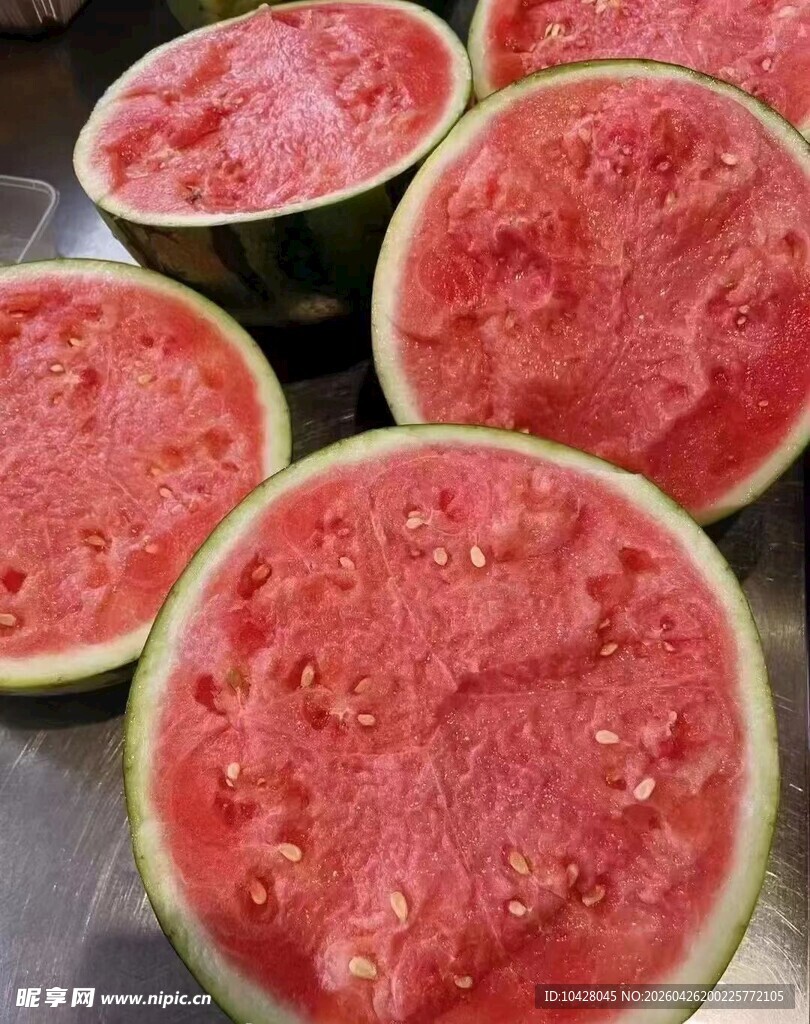 新鲜采摘的麒麟西瓜