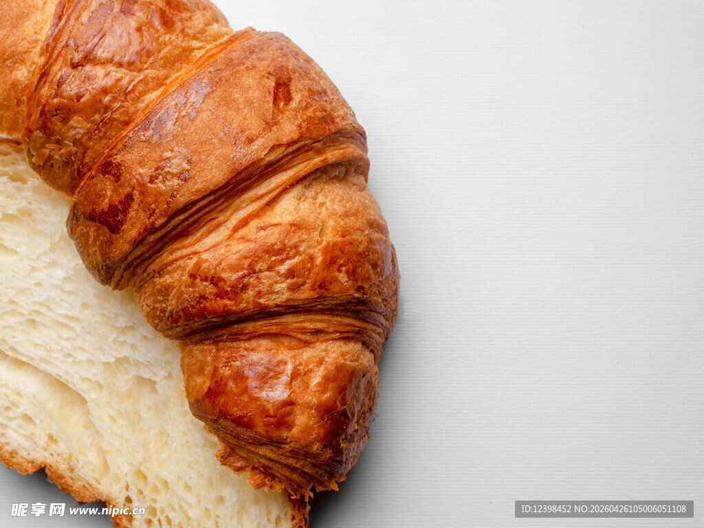 咬过的美味牛角面包