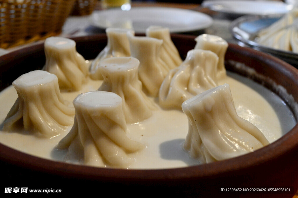 瓷碗中的精美蒸饺