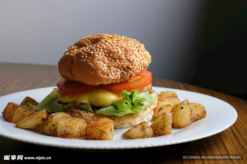 美味汉堡配香脆薯块