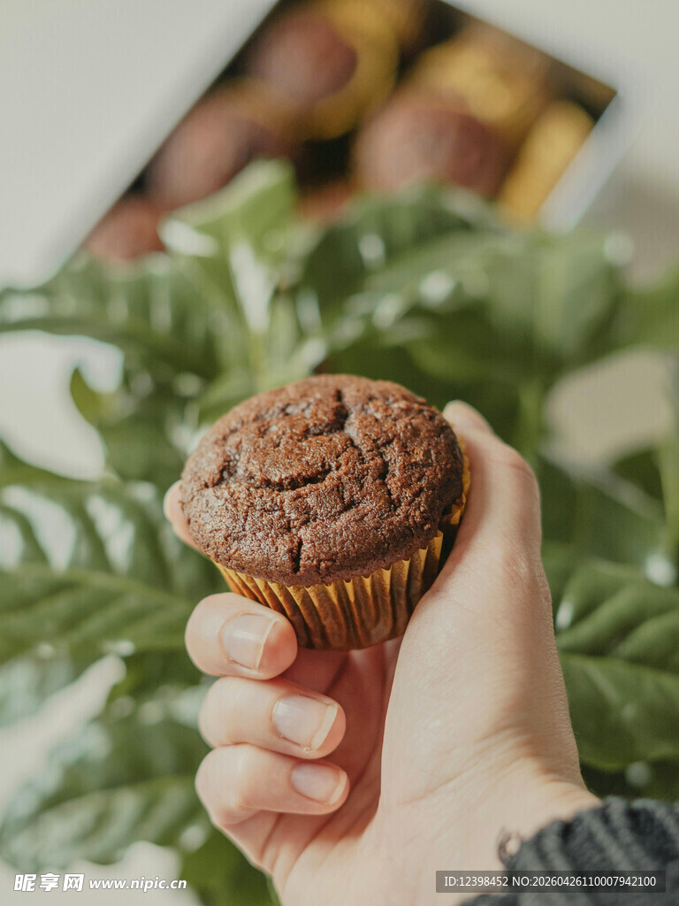 手持美味巧克力小蛋糕