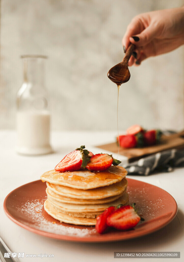 美味草莓松饼制作瞬间