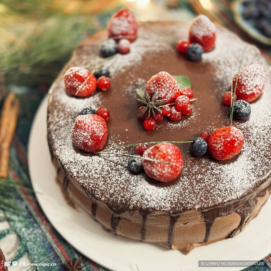 巧克力浆果装饰美味蛋糕