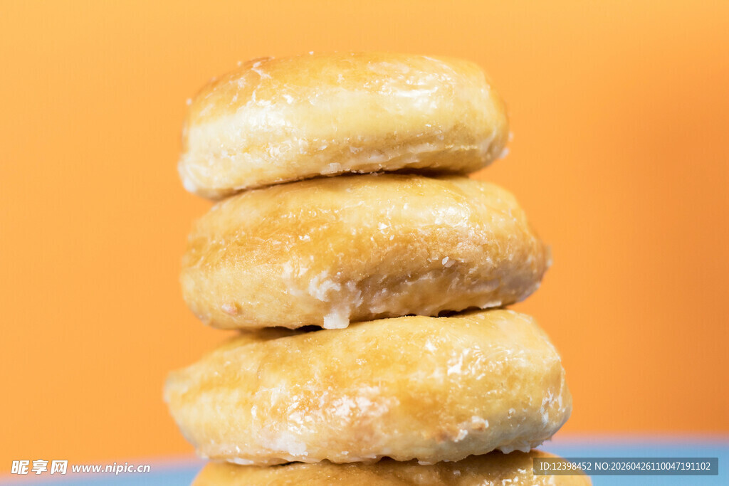堆叠的美味糖霜甜甜圈