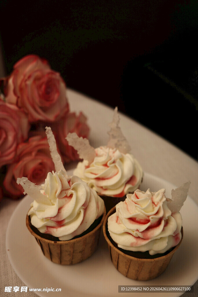 玫瑰旁的精致奶油小蛋糕