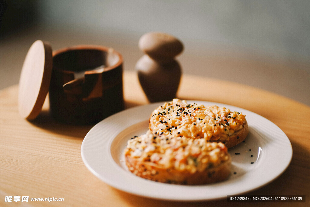 美味坚果饼干摆于盘中