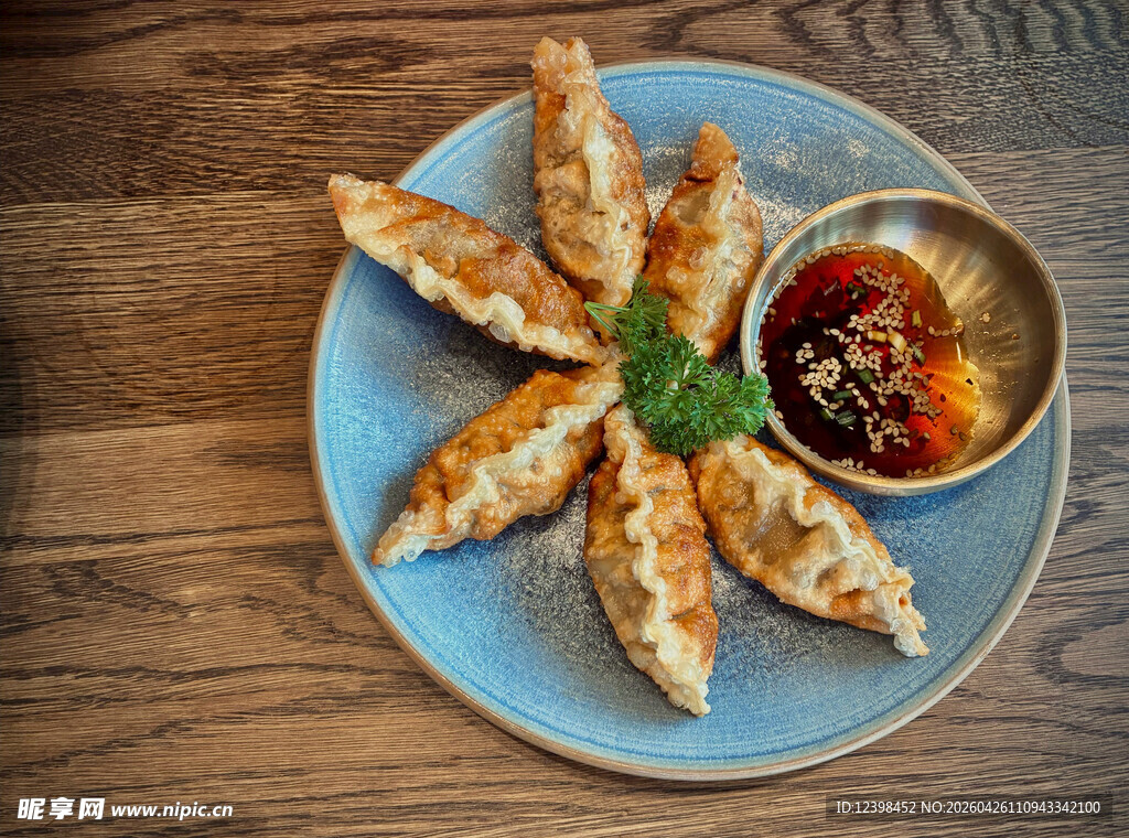 美味油炸春卷配蘸料