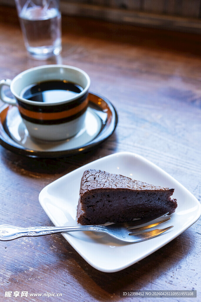 咖啡配甜点的惬意时光